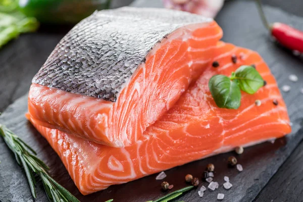 Filetes Salmón Fresco Sobre Tabla Cortar Negra Con Hierbas Especias — Foto de Stock