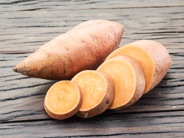 Zoete Aardappelen Oude Houten Tafel — Stockfoto