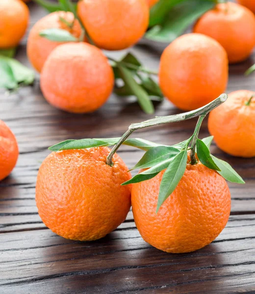Reife Mandarinen Auf Holztisch — Stockfoto