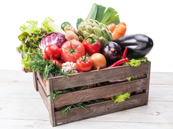 Verduras Multi Coloridas Frescas Caixa Madeira Fundo Branco — Fotografia de Stock