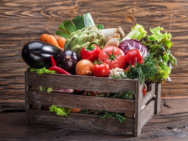 Frisches Mehrfarbiges Gemüse Holzkiste Hölzerner Hintergrund — Stockfoto