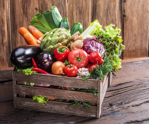 Verduras Frescas Multicolores Cajón Madera Fondo Madera — Foto de Stock