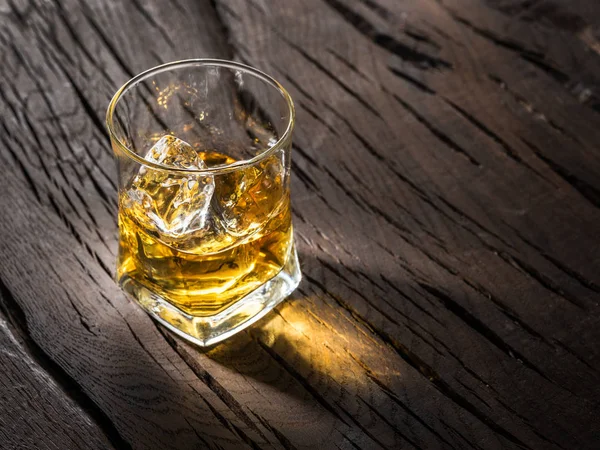 Bicchiere Whisky Bicchiere Whisky Con Cubetti Ghiaccio Sullo Sfondo Legno — Foto Stock