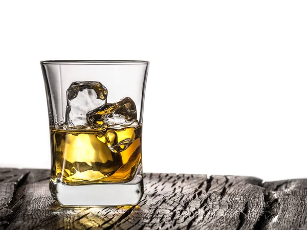Bicchiere Whisky Bicchiere Whisky Con Cubetti Ghiaccio Sul Tavolo Sfondo — Foto Stock