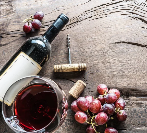 Bicchiere Vino Bottiglia Vino Uva Sfondo Legno Degustazione Vini — Foto Stock