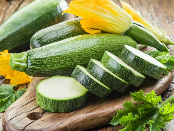 Fetta Zucchine Zucchine Con Fiore Foglia Fondo Legno — Foto Stock