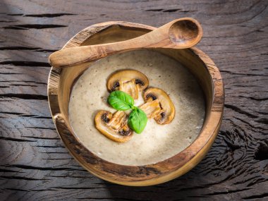 Ahşap masa üzerinde mantar krem çorbası. Üstten Görünüm.