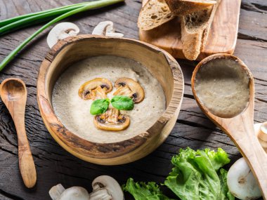 Ahşap masa üzerinde mantar krem çorbası. Üstten Görünüm.