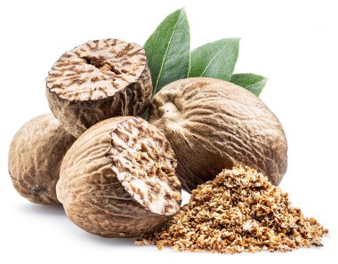 Kurutulmuş tohumları kokulu küçük hindistan cevizi ve beyaz arka plan üzerinde izole rendelenmiş küçük hindistan cevizi.