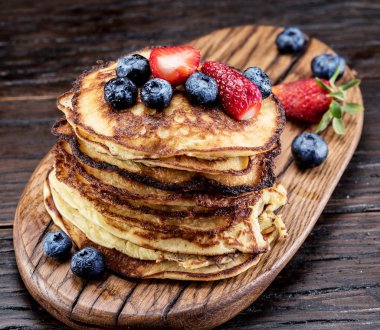 Ahşap masa üzerinde taze çilek ile Pancakes.