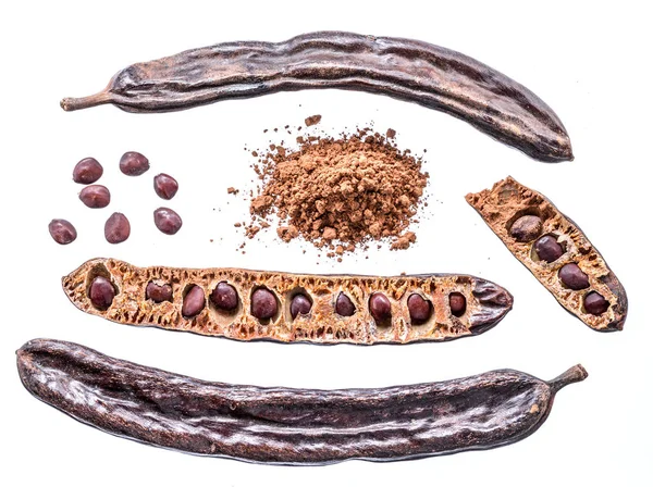 Carob 배경에 Carob 파우더 — 스톡 사진