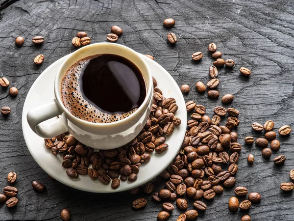 Kopp Kaffe Omgiven Kaffebönor Ovanifrån — Stockfoto