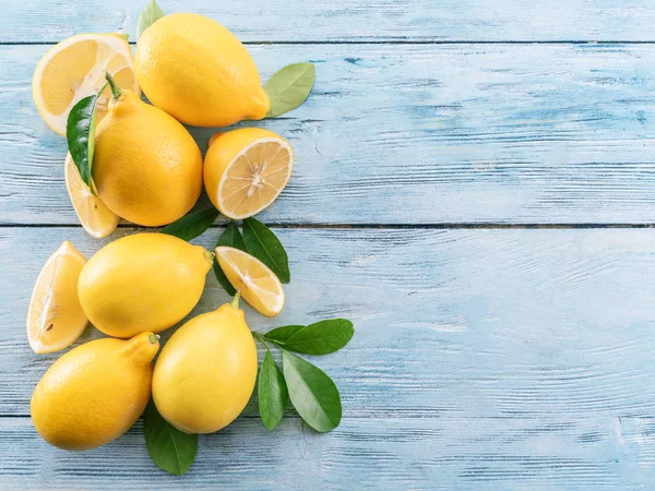 Mogna Citroner Och Citron Lämnar Blå Trä Bakgrund Ovanifrån — Stockfoto