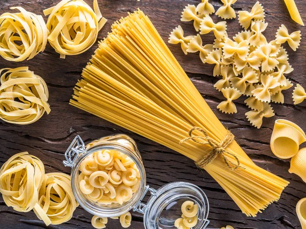 Diversi Tipi Pasta Sul Tavolo Legno — Foto Stock