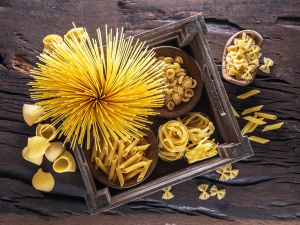 Těstoviny Různé Typy Dřevěný Stůl Pohled Shora — Stock fotografie