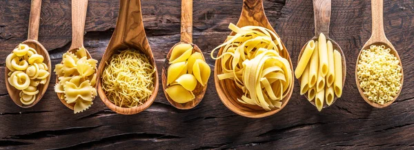 Diversi Tipi Pasta Cucchiai Legno Sul Tavolo Vista Dall Alto — Foto Stock