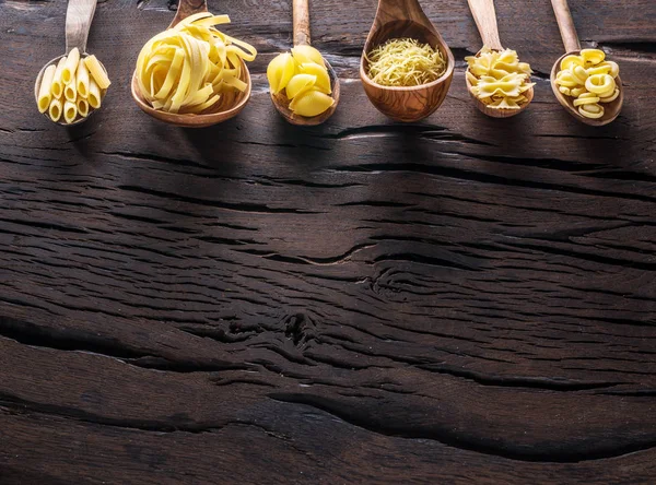 Diversi Tipi Pasta Cucchiai Legno Sul Tavolo Vista Dall Alto — Foto Stock