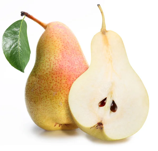 Bir olgun armut ve armut yaprak yarısı. Beyaz bir arka plan üzerinde izole.