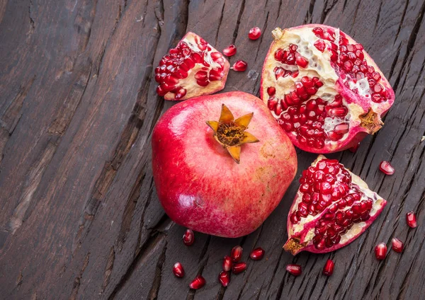 Reife Granatapfelfrüchte Auf Dem Holzboden Ansicht Von Oben — Stockfoto