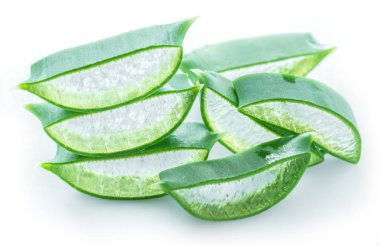 Aloe ya da Aloe vera beyaz arka planda taze yapraklar ve dilimler.