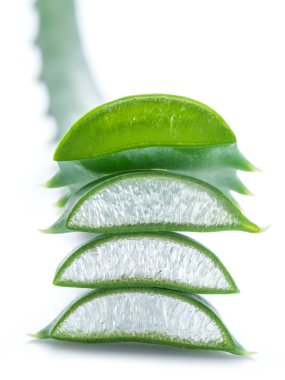 Aloe ya da Aloe vera beyaz arka planda taze yapraklar ve dilimler.