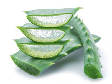 Aloe Vera 'nın beyaz arka planda taze dilimleri var. Makro.