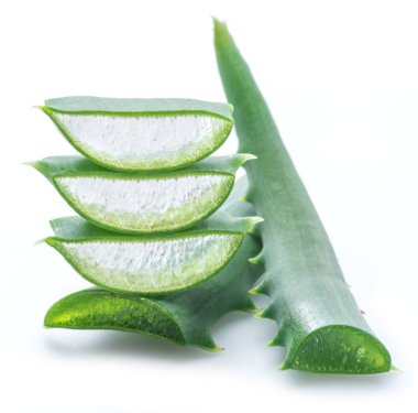 Aloe Vera 'nın beyaz arka planda taze dilimleri var. Makro.