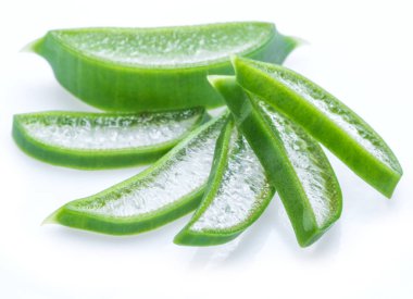 Aloe ya da Aloe vera beyaz arka planda taze yapraklar ve dilimler.