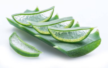 Aloe ya da Aloe vera beyaz arka planda taze yapraklar ve dilimler.
