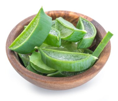 Beyaz arka plan üzerinde ahşap kase taze aloe vera dilimleri.