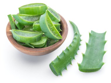 Beyaz arka plan üzerinde ahşap kase taze aloe vera dilimleri.