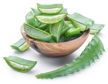 Beyaz arka plan üzerinde ahşap kase taze aloe vera dilimleri.