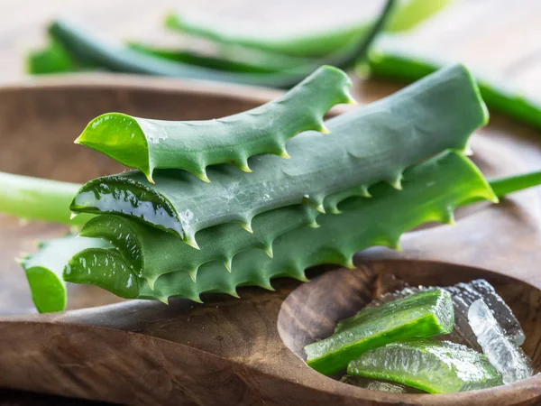 Foglie Aloe Fresche Vicino Sfondo Legno — Foto Stock