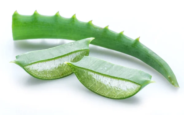 Hojas Rodajas Frescas Aloe Aloe Vera Sobre Fondo Blanco — Foto de Stock