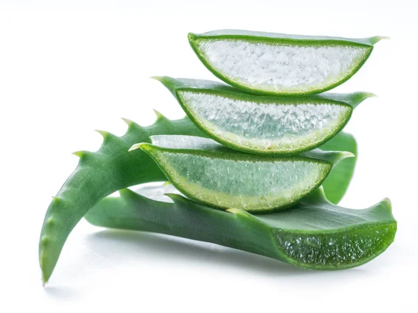 Aloe Aloe Vera Φρέσκα Φύλλα Και Φέτες Λευκό Φόντο — Φωτογραφία Αρχείου