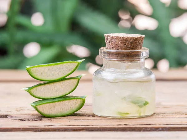 Daun Aloe Segar Dan Gel Aloe Dalam Toples Kosmetik Atas — Stok Foto