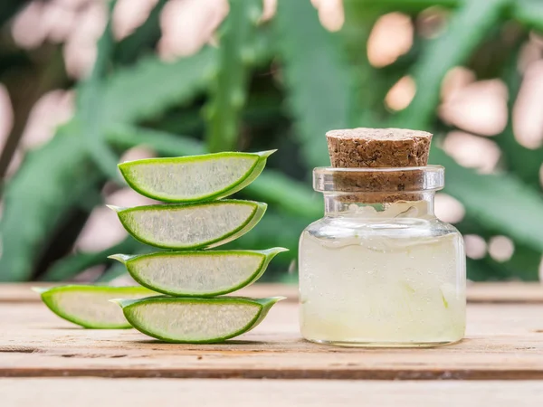 Verse Aloë Bladeren Aloë Gel Cosmetische Pot Houten Tafel — Stockfoto