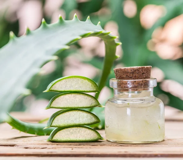 Daun Aloe Segar Dan Gel Aloe Dalam Toples Kosmetik Atas — Stok Foto