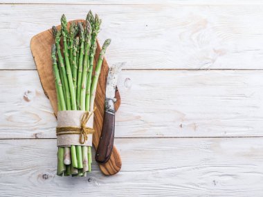 Yeşil ve beyaz kuşkonmaz lahanası ahşap tablo türleri. Üstten Görünüm.