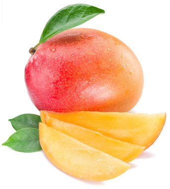 Mango meyvesi ve mango dilimleri. Beyaz bir arkaplanda izole edilmiş.