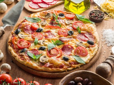 Mantarlı pizza, salam ve domates. Üst görünüm.