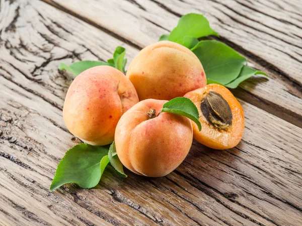 Apricots Its Cross Section Old Wooden Table — Stock Photo, Image