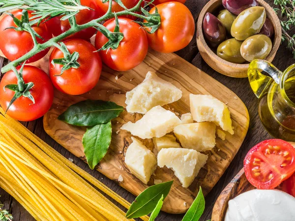 Verschiedene Beliebte Italienische Speisen Auf Dem Holztisch Ansicht Von Oben — Stockfoto