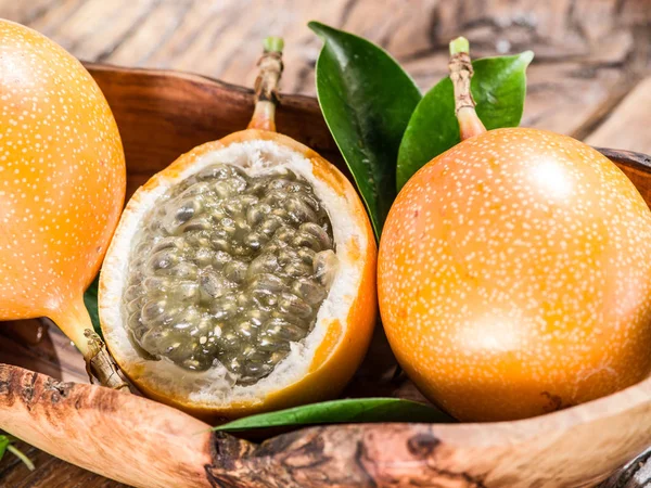 Granadilla Vruchten Houten Tafel — Stockfoto