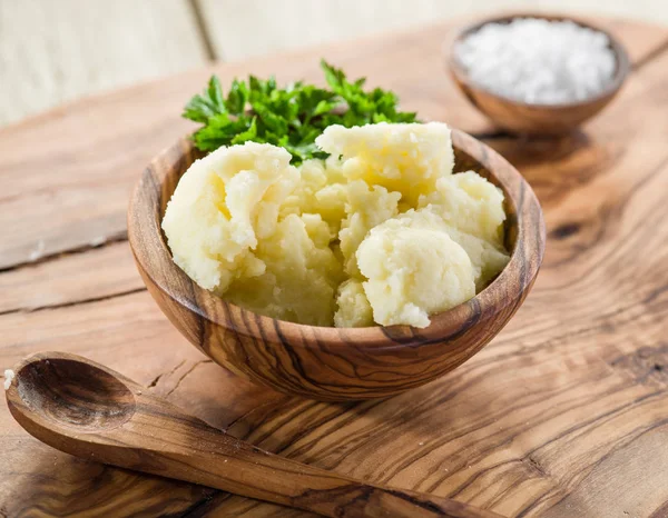 Kartoffelbrei Der Hölzernen Schüssel Auf Dem Serviertablett — Stockfoto