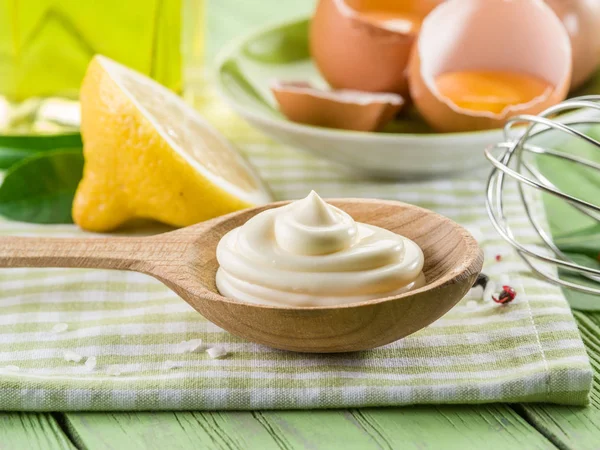 Natuurlijke Mayonaise Saus Houten Lepel Zijn Ingrediënt Achtergrond — Stockfoto