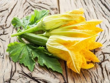 Eski ahşap bir masa kabak çiçekleri.