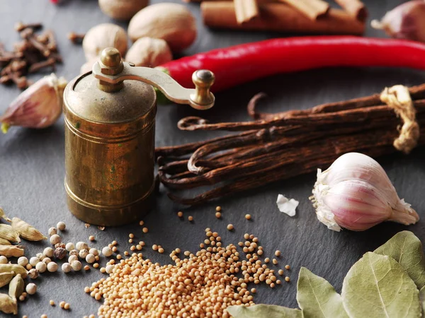 Verschillende Kruiden Wiegde Tafel — Stockfoto