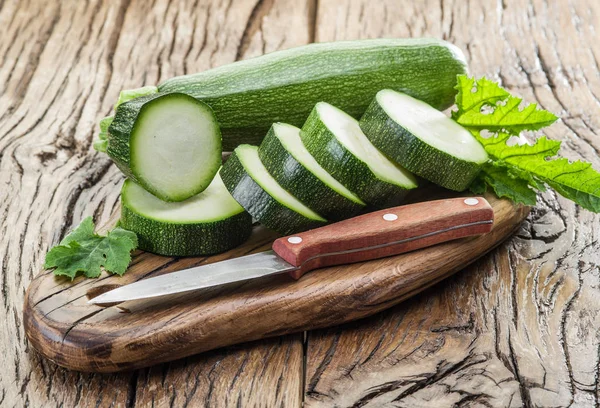 Zucchini Dengan Irisan Atas Meja Kayu — Stok Foto