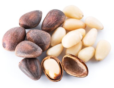 Çam fıstığı beyaz arka plan üzerinde. Organik gıda.